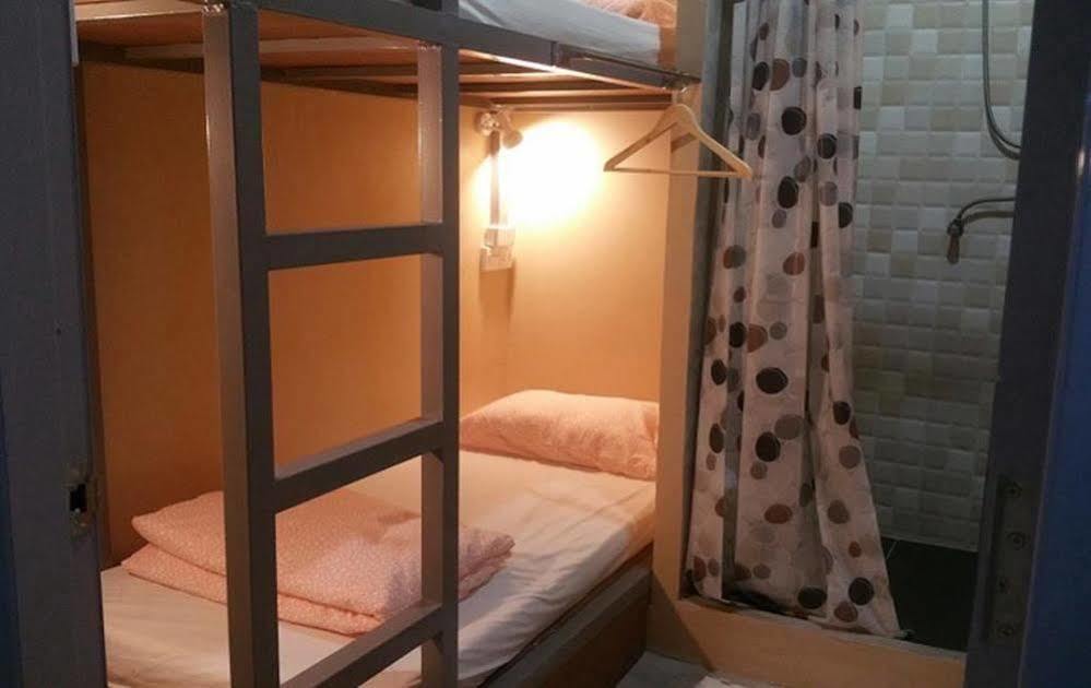 Green Home Hostel And Massage Bangkok Extérieur photo